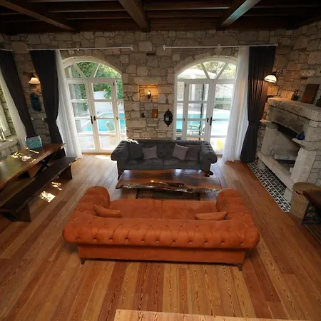 Villa Cesme Havuzlu Muestakil Tursite