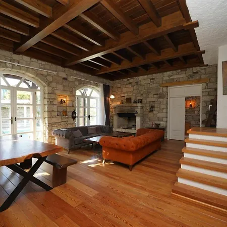 Cesme Havuzlu Muestakil Villa *