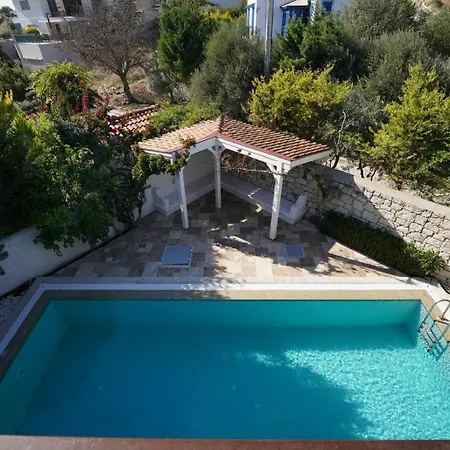 Villa Cesme Havuzlu Muestakil Tursite