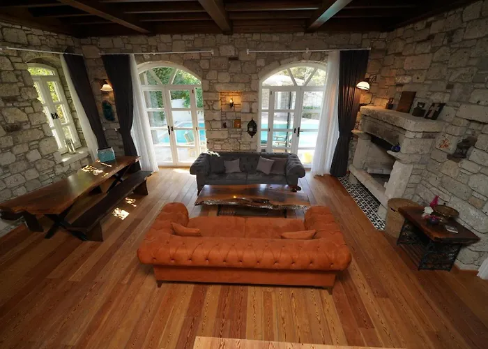 Villa Cesme Havuzlu Muestakil Tursite