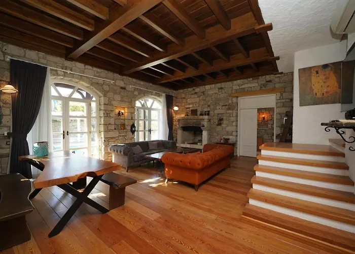 Cesme Havuzlu Muestakil Villa *