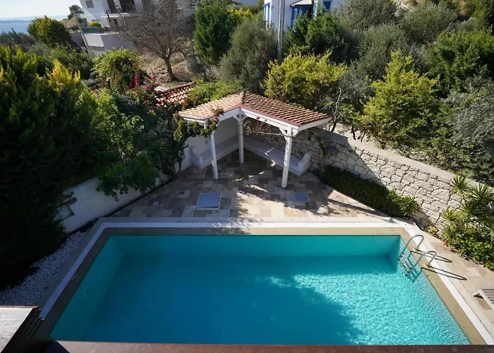 Villa Cesme Havuzlu Muestakil Tursite